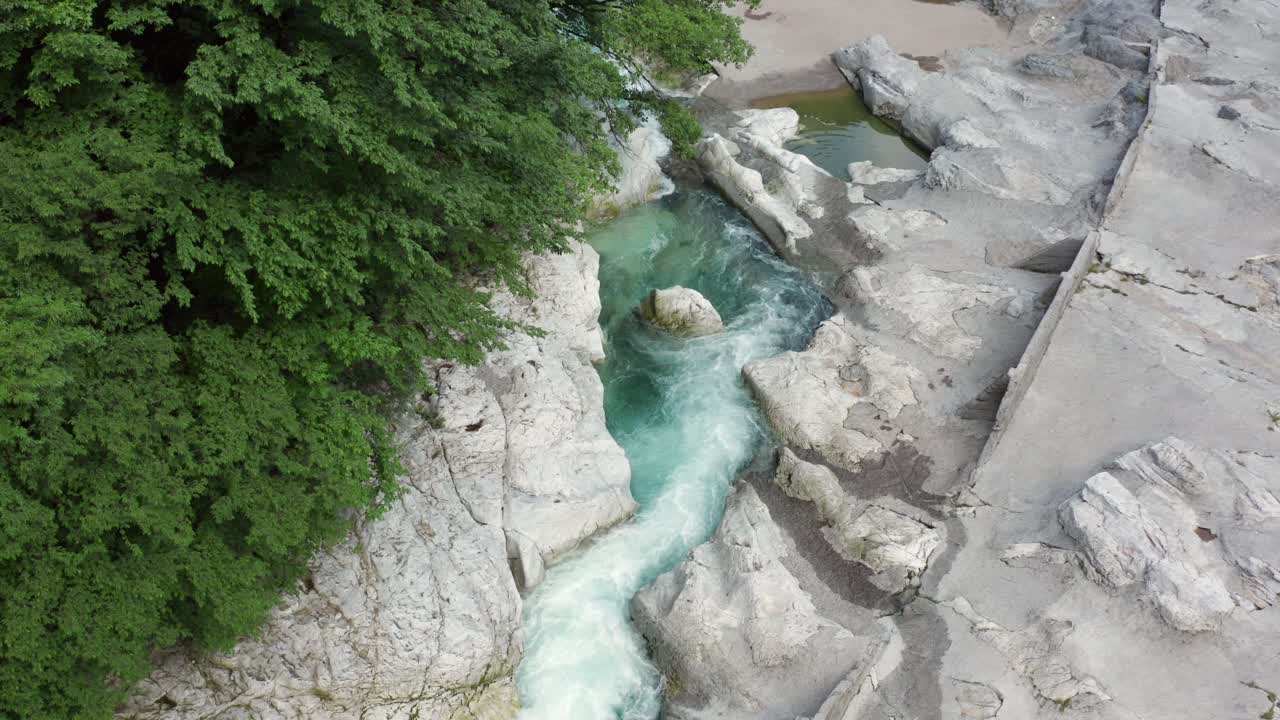río serio con sus cristalinas aguas verdes, bergamo, valle seriana, italia