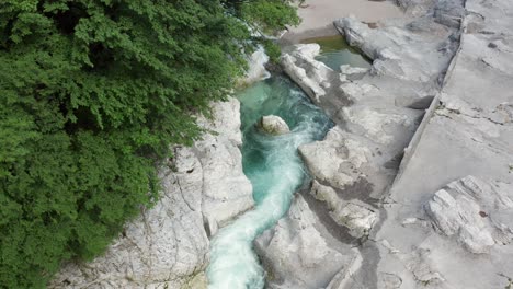 Río-Serio-Con-Sus-Cristalinas-Aguas-Verdes,-Bergamo,-Valle-Seriana,-Italia