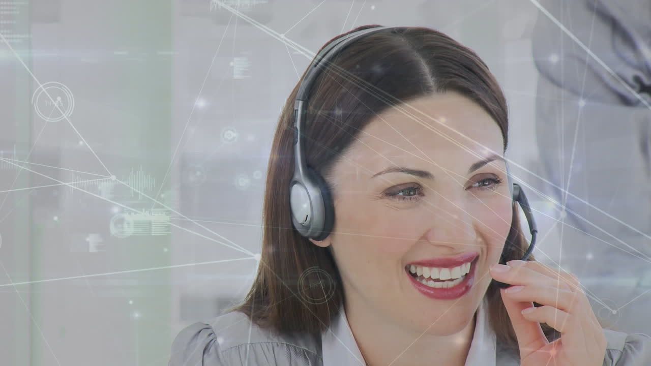 animación de una red de conexiones sobre una feliz consultora caucásica