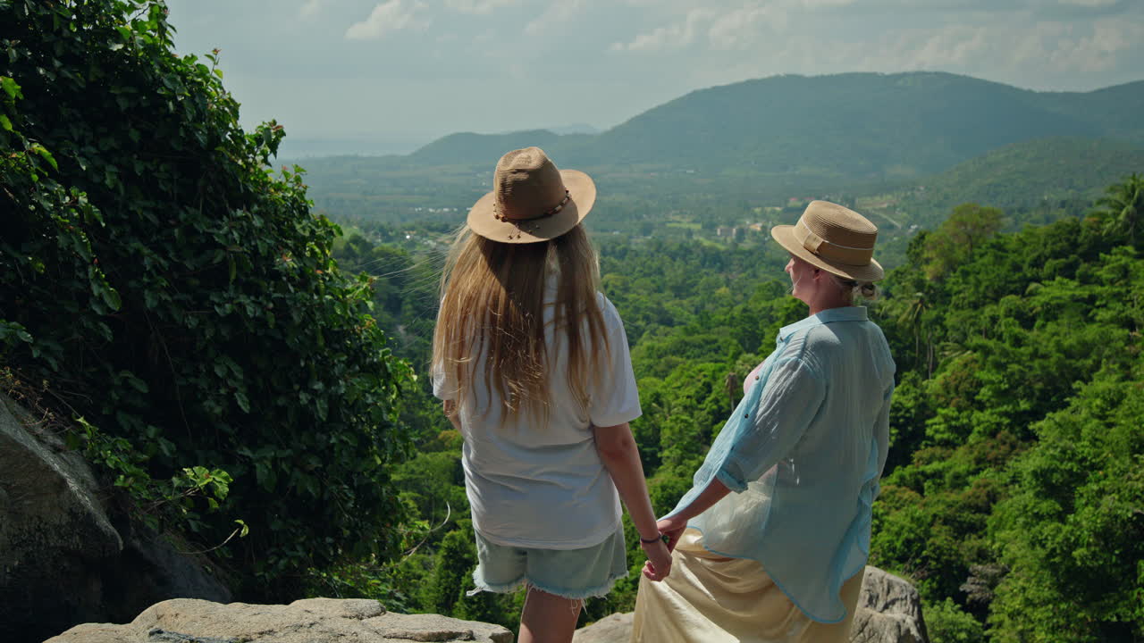 Due donne che ammirano un panorama montano