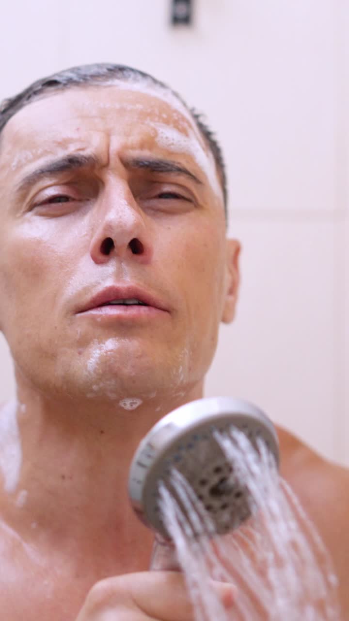 샤워실 에서 머리 를 는 남자