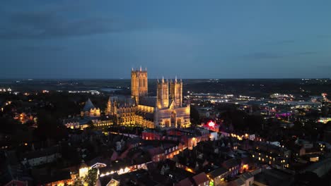 Luftdrohnenvideo-Der-Lincoln-Cathedral,-Einem-Wahrzeichen-Großbritanniens,-In-Der-Abenddämmerung,-Das-Seine-Beleuchtete,-Majestätische-Gotische-Architektur-Zeigt