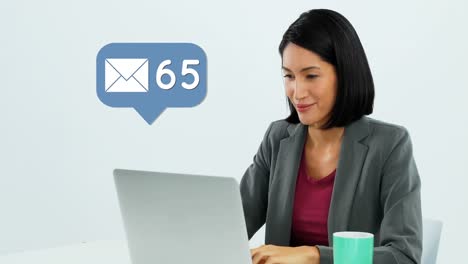 mujer de negocios comprobando sus correos electrónicos 4k