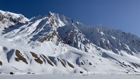 paisaje invernal en los picos de las montañas del valle de spiti en himachal pradesh, india