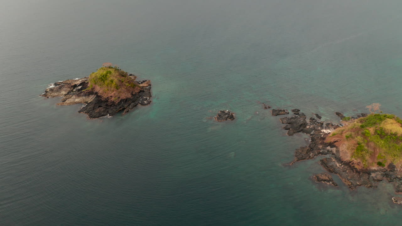 islas bolog frente a la playa de nacpan cerca de el nido, palawan, filipinas