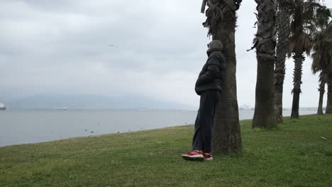 hombre pensativo en el parque