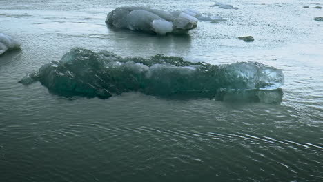 Zeitlupe-Einer-Eisscholle-Oder-Eines-Kleinen-Eisbergs,-Der-In-Einem-Der-Isländischen-Flüsse-Schwamm