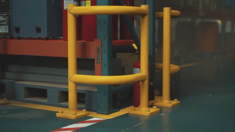cerca de un extintor de fuego rojo en un pallet en un almacén