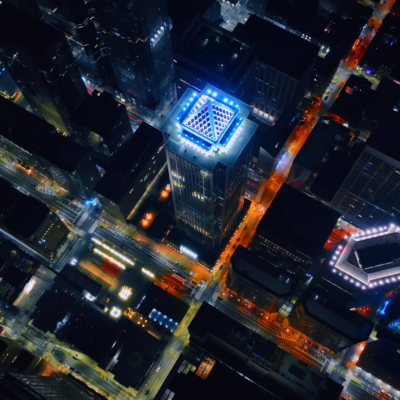 Riprese drone dall'alto del paesaggio notturno di Filadelfia, Pennsylvania. Splendido panorama urbano di una vivace metropoli americana.