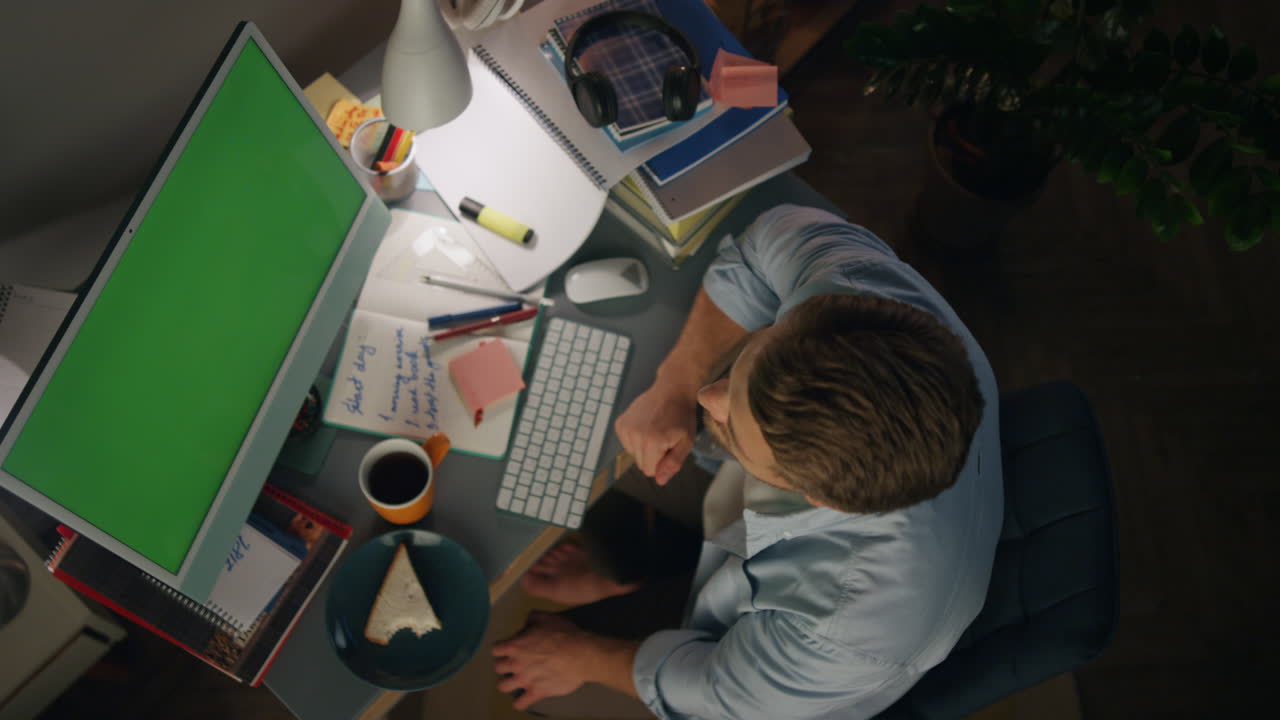 tipo inteligente terminando la llamada en la noche plano de primer plano. hombre serio viendo pantalla verde