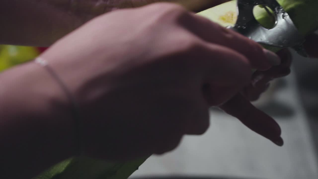 las manos de las mujeres lavan, pelan y cortan las verduras en estofado de verduras