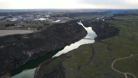 vista aérea de twin falls, idaho usa, cañón del río serpiente y puente perrine, disparo de drone