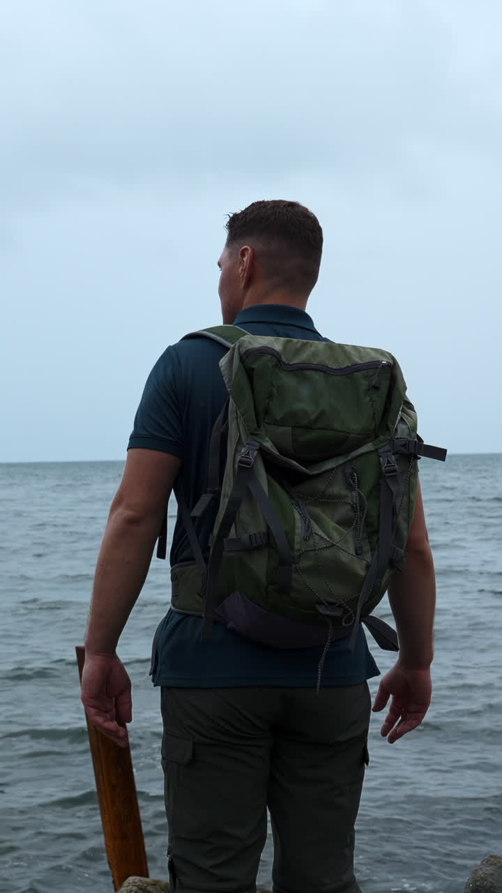 Escursionista in riva all'oceano