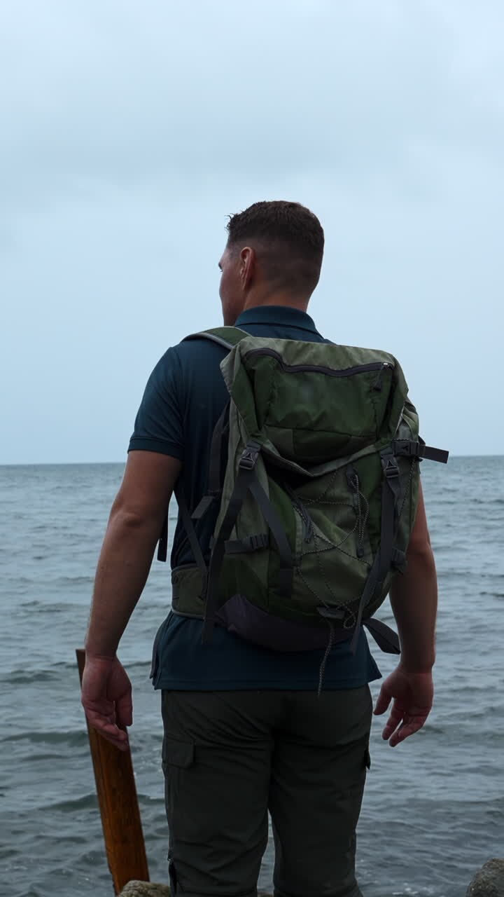Escursionista in riva all'oceano