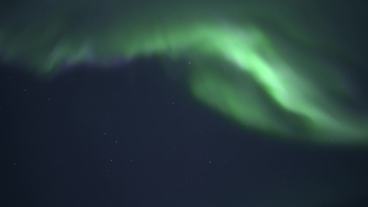 Aurora Boreale Verde Scintillante nel Cielo Notturno Stellato