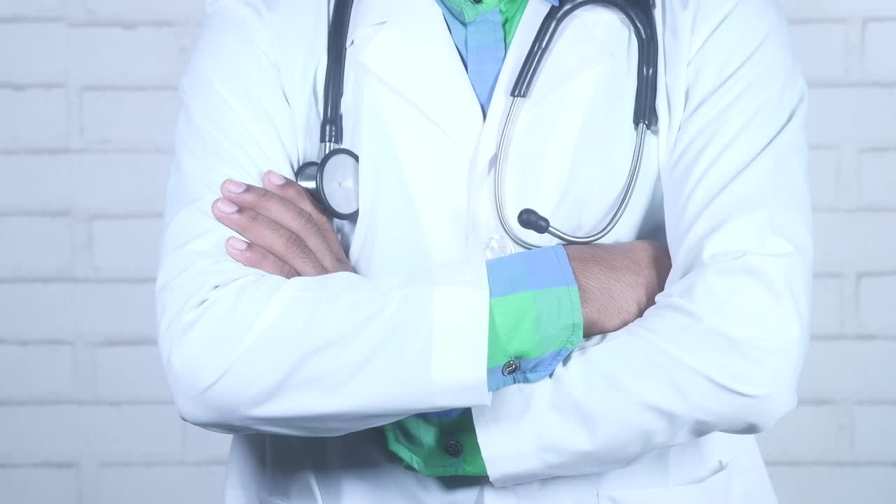 Doutor com os braços cruzados