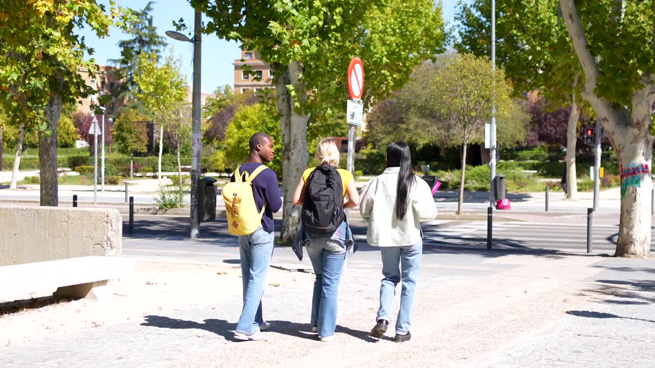 도시 거리에서 는 사람들