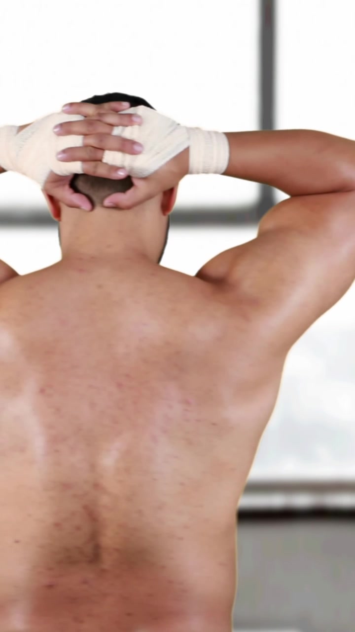 Animazione della vista posteriore di un uomo caucasico muscoloso che fa stretching in una palestra moderna.
