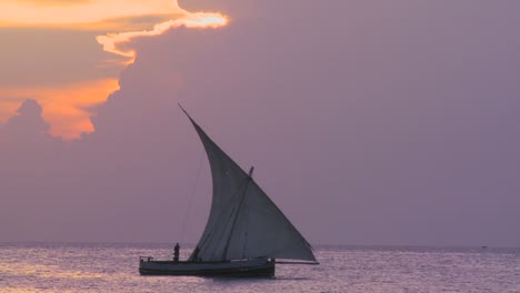 Una-Hermosa-Foto-De-Un-Velero-Dhow-Navegando-Por-La-Costa-De-Zanzíbar-Al-Atardecer