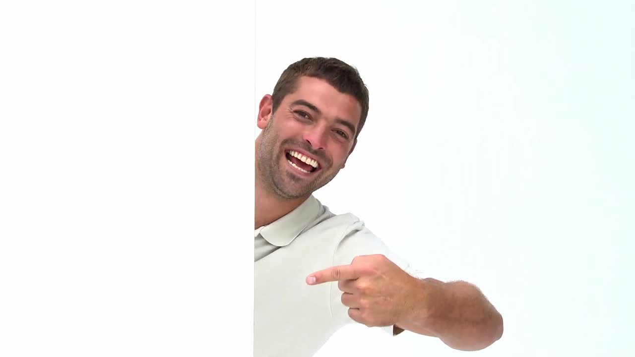 hombre feliz mostrando una tabla blanca