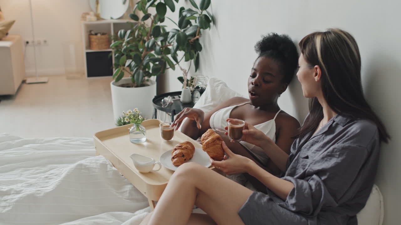Coppia lesbica che fa colazione al mattino