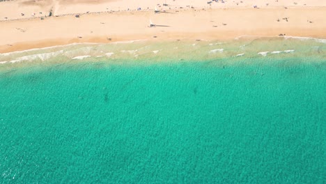 Paisaje-Marino-De-Verano-Hermosas-Olas,-Agua-De-Mar-Azul-En-Un-Día-Soleado