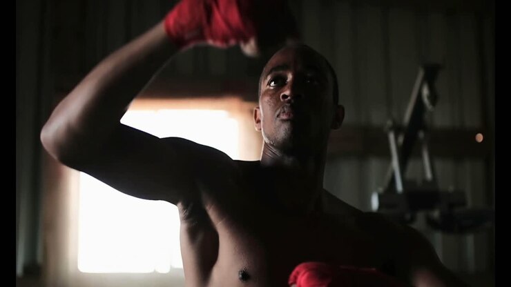Pugile afroamericano che si allena nella boxe in una palestra 4K