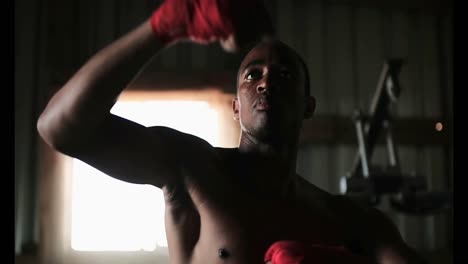 Afroamerikanischer-Männlicher-Boxer,-Der-Boxen-Im-Fitnessstudio-4k-übt