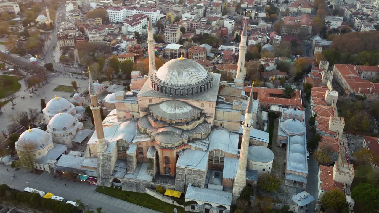 la ciudad más grande de turquía al amanecer. vista aérea de la mezquita de hagia sophia y vista de estambul durante el día