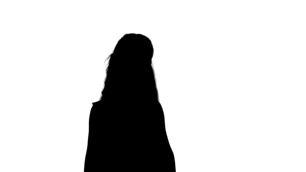 실루 행복한 아름다운 어린 소녀가 카메라 트랙 매트에 포즈를 취하고