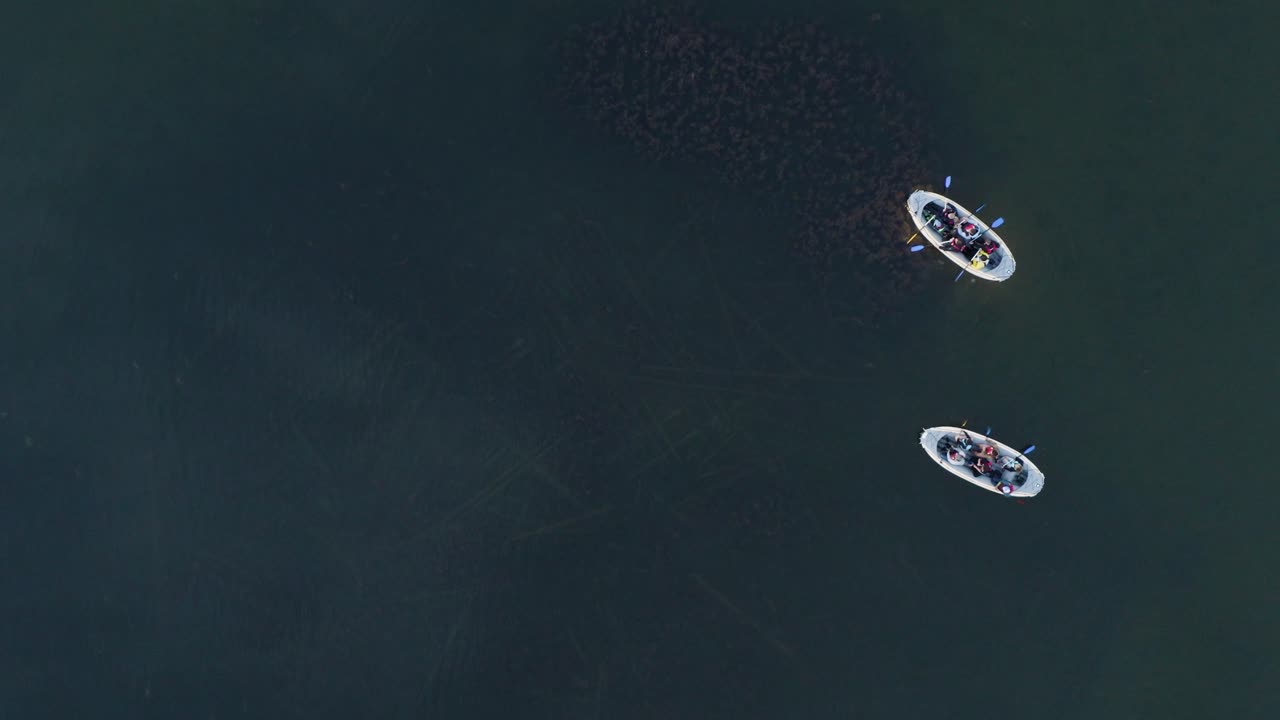 ruinas de un asentamiento lacustre submarino conservado de la piedra sge con dos barcos en koorküla, estonia