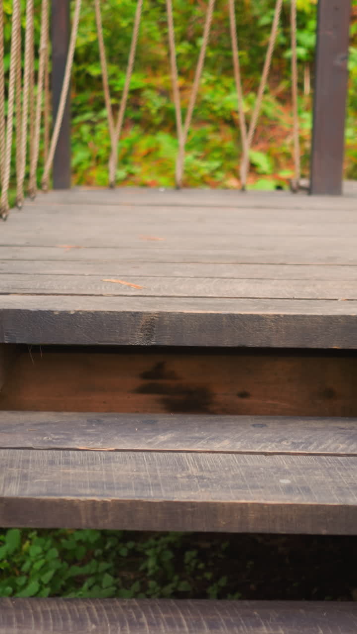 camino de escaleras para viajeros en el complejo de glamping. camino que conduce a la entrada de la cabaña en la pequeña ciudad de glamping rodeada de bosque durante el tiempo de otoño