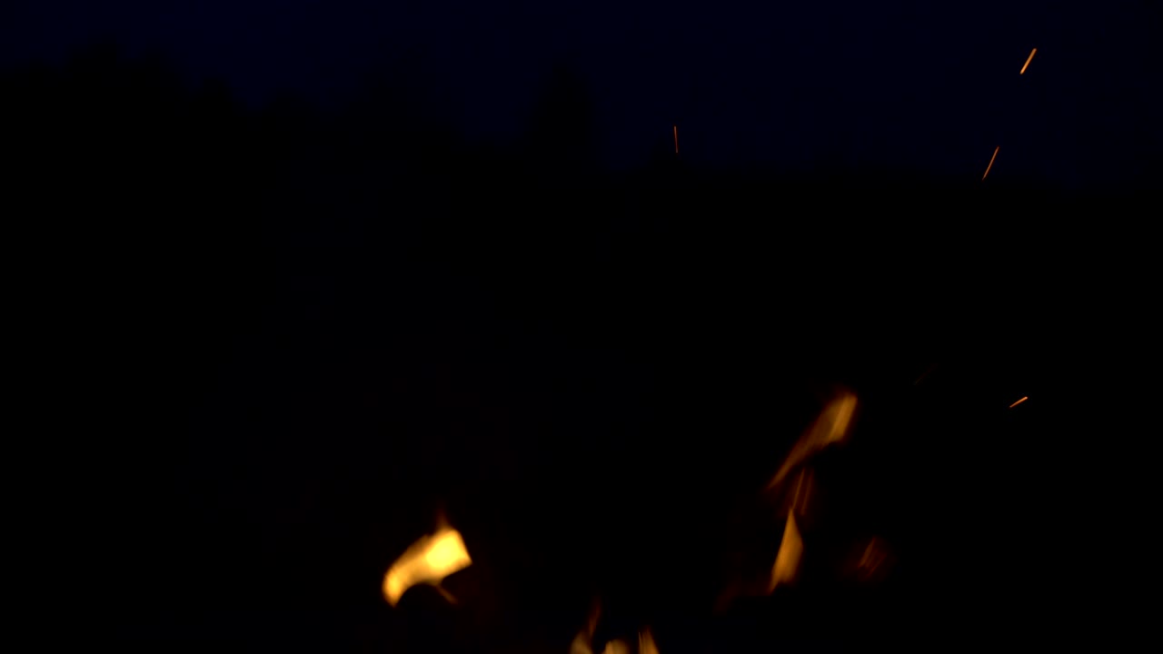 лагерный огонь в ночное время