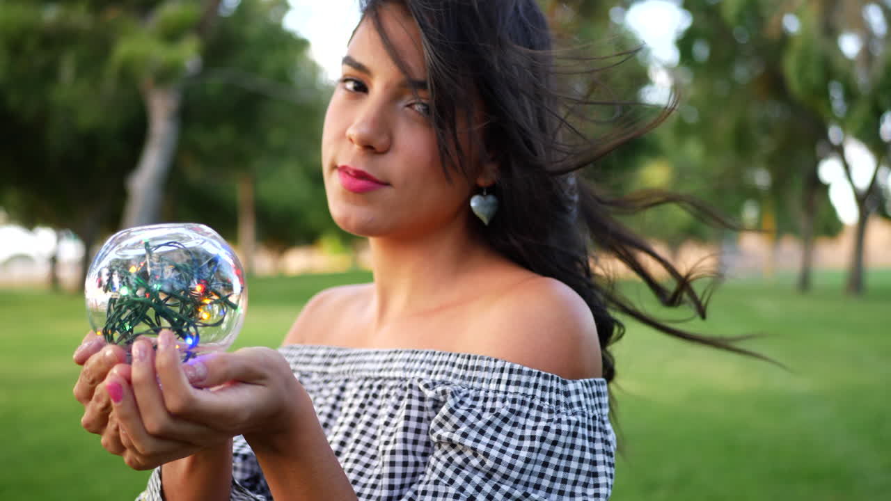 un hermoso y mágico gitano en un bosque con una bola de cristal encantada en cámara lenta
