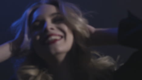 retrato en primer plano de una mujer sonriente con cabello rubio