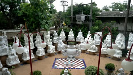 Blick-Auf-Die-Wunderschönen-Tempelstatuen-Im-Tempel-In-Bangkok