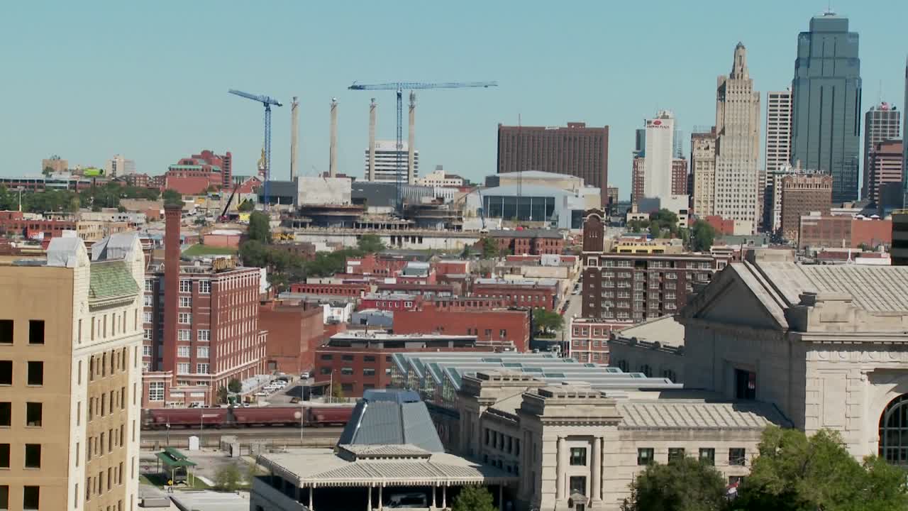 전경 4의 유니언 스테이션을 포함하여 캔자스 시티 미주리 스카이라인의 낮 전망