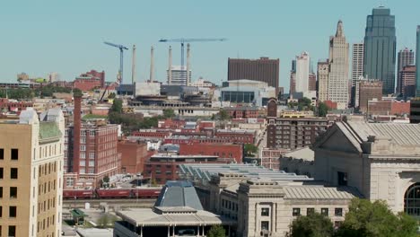 Eine-Tagesansicht-Der-Skyline-Von-Kansas-City-Missouri-Einschließlich-Der-Union-Station-Im-Vordergrund-4