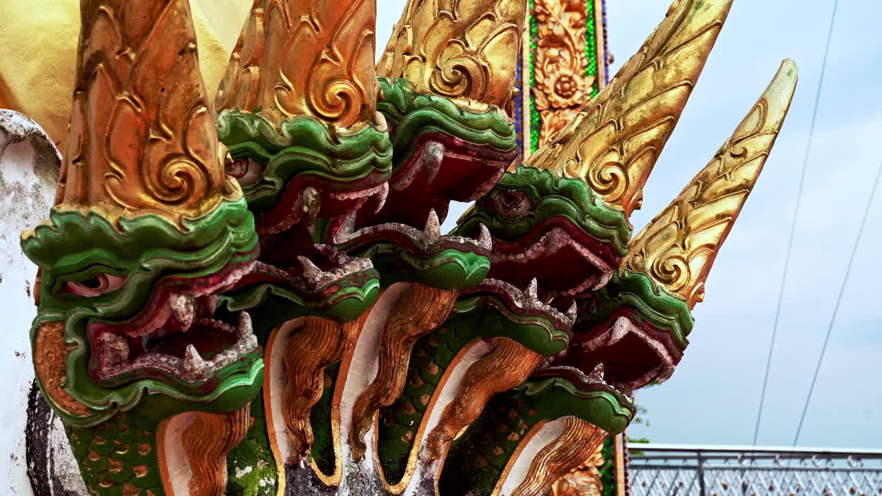 태국 사원에서 5개의 머리와 금색  ⁇ 을 가진 녹색 용의 동상