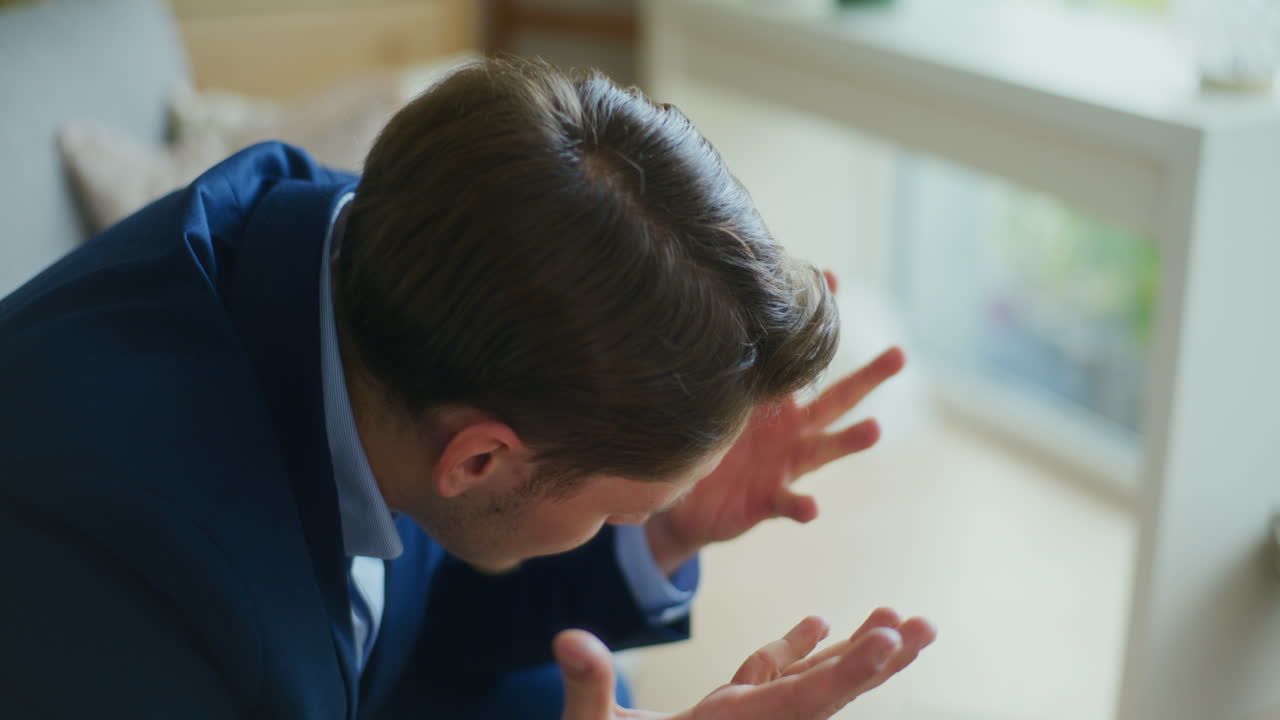 분노 한 사업가 는 재정 으로 인해 황폐 해졌다