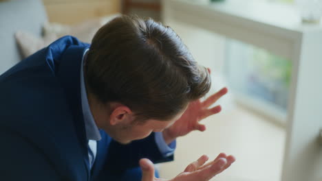 un hombre de negocios enojado devastado por las finanzas.