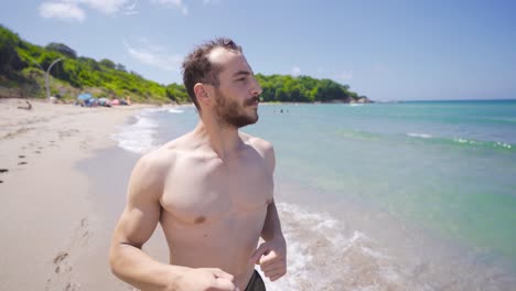 corriendo por la playa.