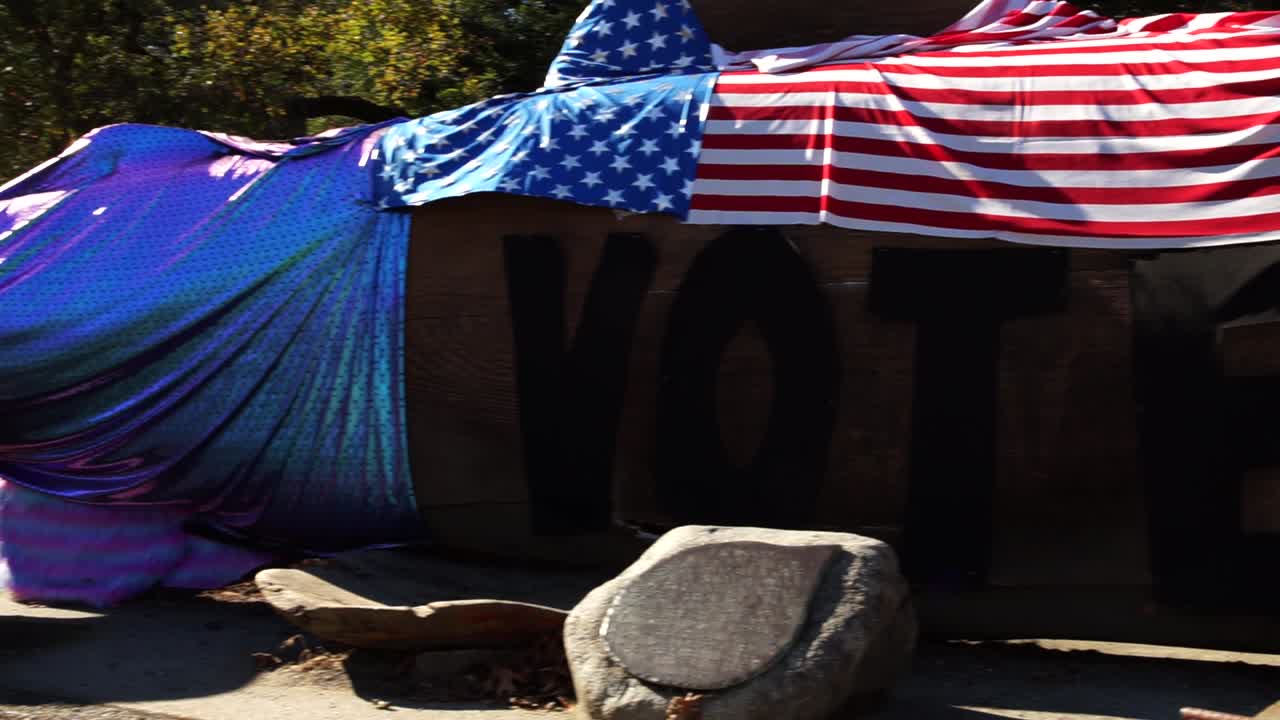 나무로 만든 생선 조각 위에 남은 냄비