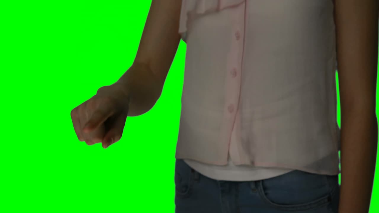 sección media de una mujer usando una pantalla digital 4k