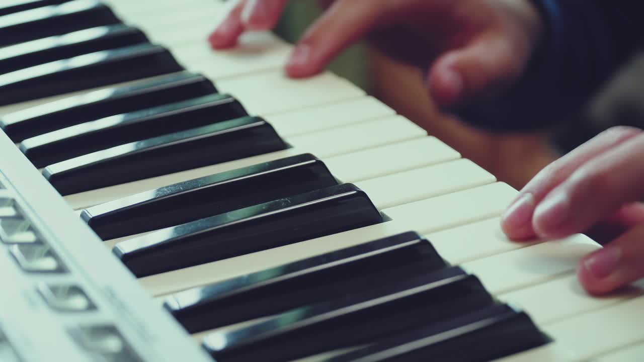 primer plano de los dedos de un niño aprendiendo a tocar el piano 02