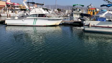 el agua de un puerto pesquero y los barcos de los pescadores de ocio locales