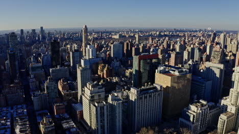 drone volando sobre manhattan contra el cielo
