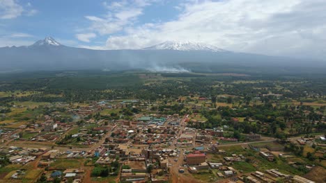 accidente de quema de pastizales cerca de una ciudad en el este de áfrica - toma aérea de drones inversos
