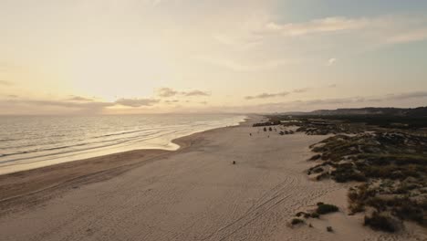 Puesta-De-Sol-Sobre-La-Majestuosa-Costa-Arenosa-De-Portugal,-Vista-Aérea-De-Drones