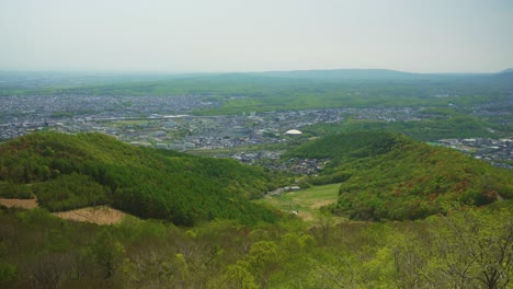 Mit-Blick-Auf-Den-Grünen-Hügel-Vom-Mount-Moiwa-In-Sapporo